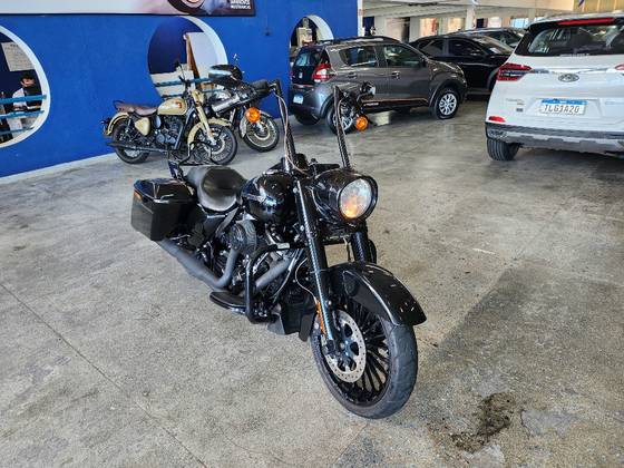 HARLEY-DAVIDSON CVO ROAD GLIDE 